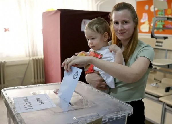 Türkiye sandık başına gitti: Yurdun dört bir yanından seçim manzaraları!